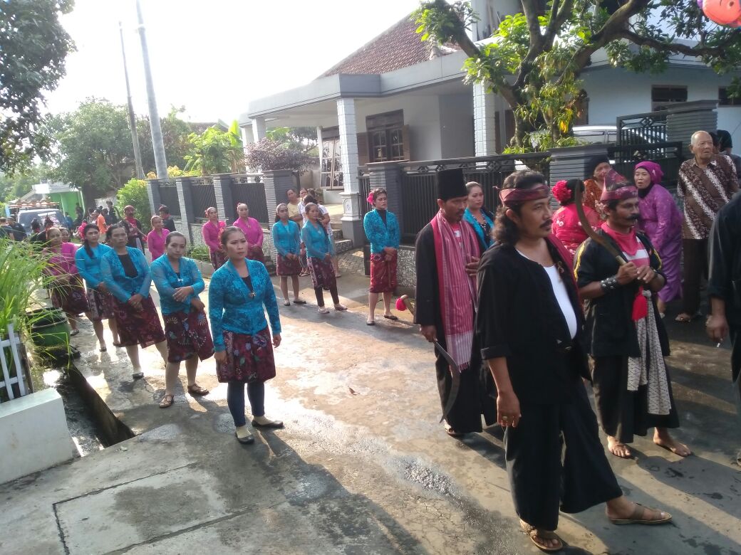 Pawai Budaya pada peresmian Kampung Wisata Buring