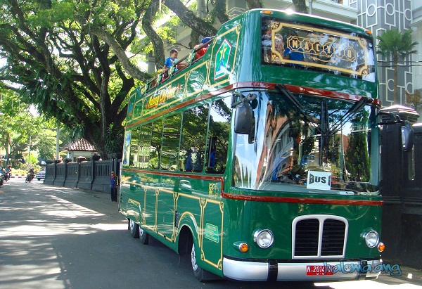 HALOMALANG NUMPAK BUS MACYTO