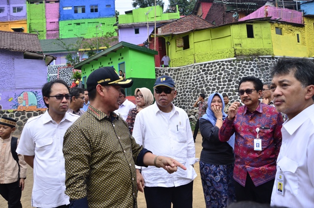 Wow, Menteri ’Studi Banding’ ke Kampung Warna-Warni