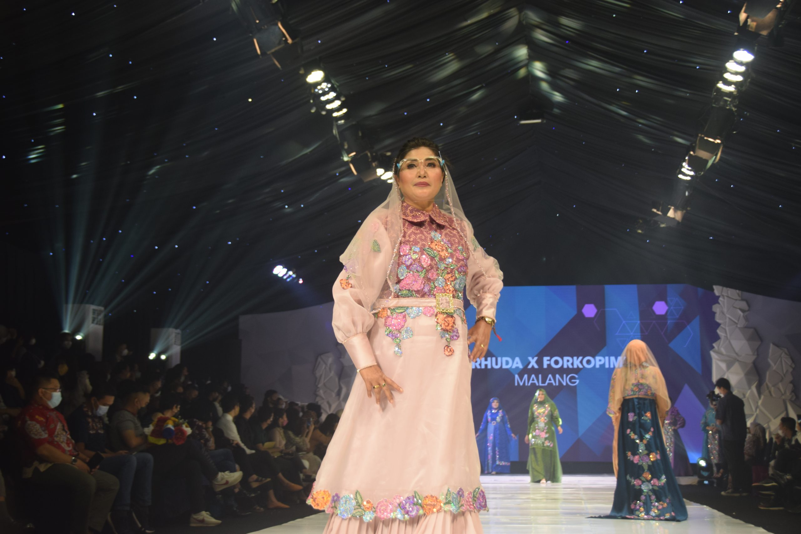 Kadisporapar Kota Malang Peragakan Busana di Malang Fashion Week 2021