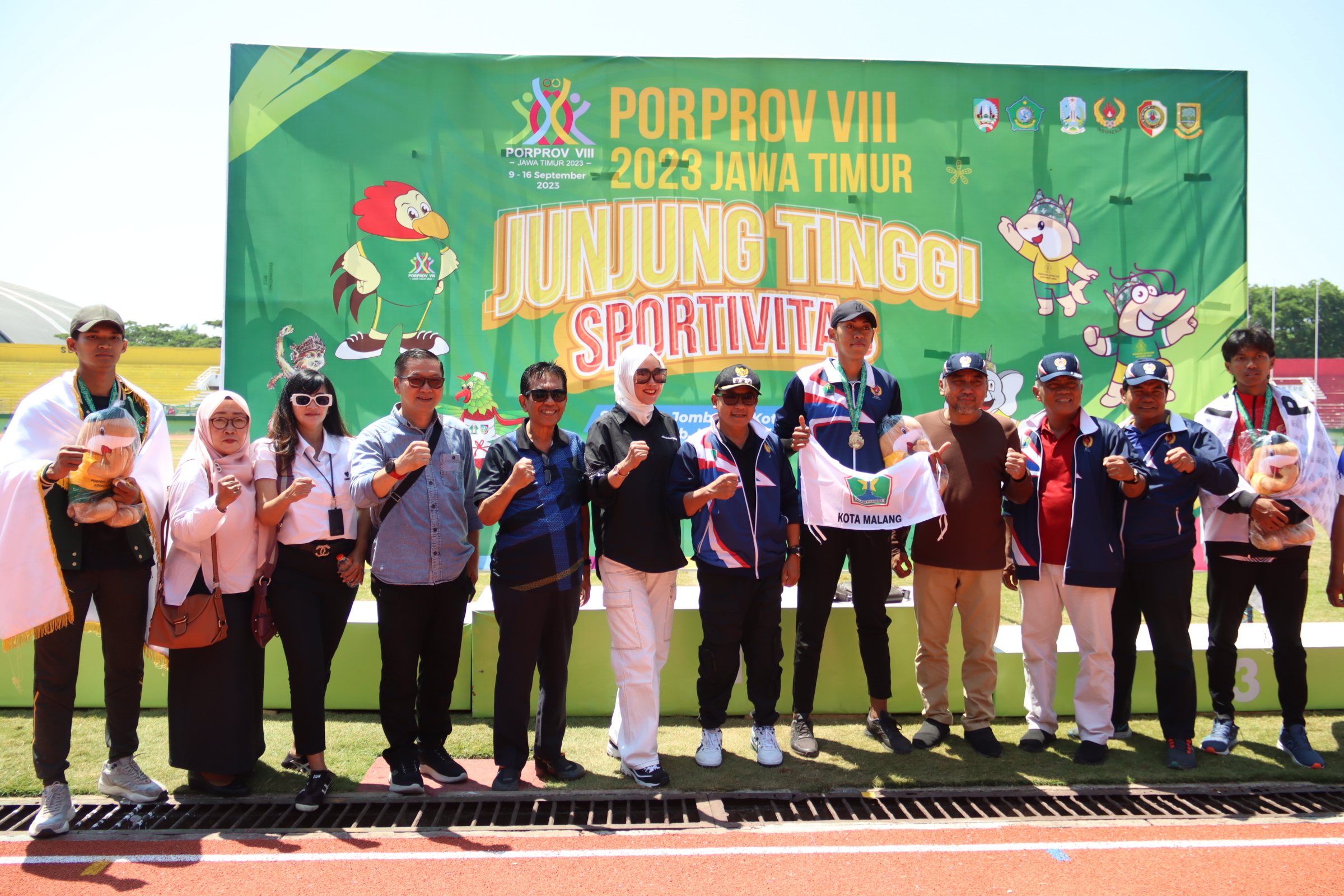 Kadisporapar Mendampingi Wali Kota Malang Hadir Berikan Semangat Atlet Kota Malang di Porprov VIII Jatim