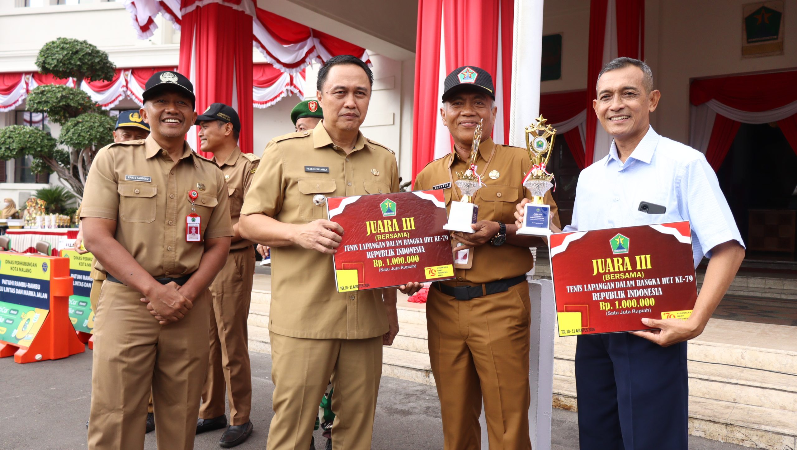 Kadisporapar Kota Malang Menerima Penghargaan Juara 3 Bersama, Pertandingan Tenis Hut Ke-79 RI